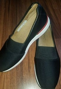 Vionic black cameo slip on